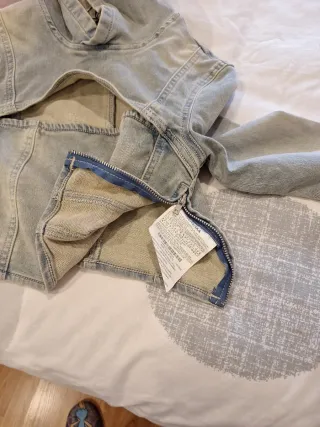 Sudadera vaquera con capucha y corte