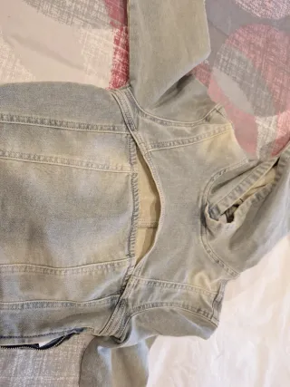 Sudadera vaquera con capucha y corte