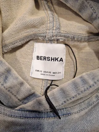 Sudadera vaquera con capucha y corte