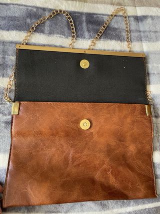 Bolso de mano marrón con cadena dorada