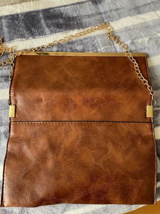 Bolso de mano marrón con cadena dorada