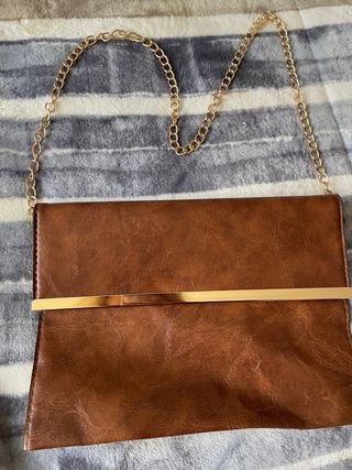 Bolso de mano marrón con cadena dorada
