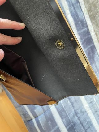 Bolso de mano marrón con cadena dorada