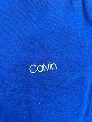 Jersey de cuello vuelto azul Calvin Klein.