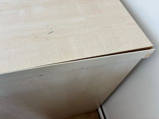 Escritorio madera beige con mucho almacenaje.