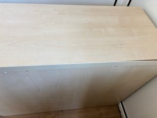 Escritorio madera beige con mucho almacenaje.