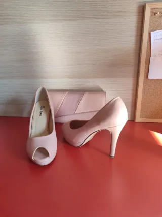 Zapatos y bolso de fiesta rosa