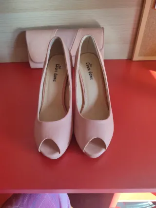 Zapatos y bolso de fiesta rosa
