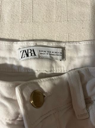 Conjunto jersey negro y vaqueros blancos