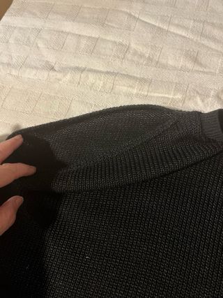 Conjunto jersey negro y vaqueros blancos