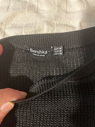 Conjunto jersey negro y vaqueros blancos