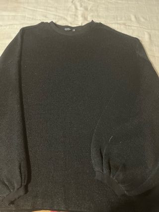 Conjunto jersey negro y vaqueros blancos