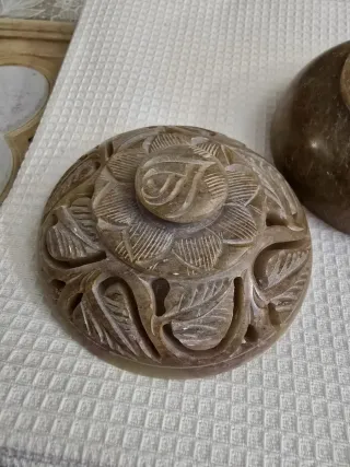 Portacandela in alabastro scolpito