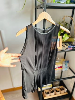 Blusa semitransparente con cuello efecto piel