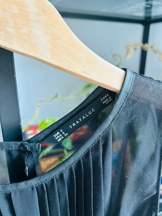 Blusa semitransparente con cuello efecto piel