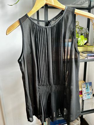 Blusa semitransparente con cuello efecto piel