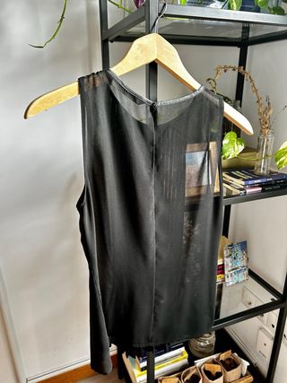 Blusa semitransparente con cuello efecto piel