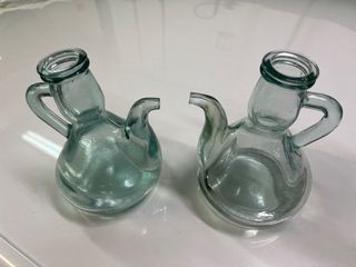 2 Aceiteras de cristal verde