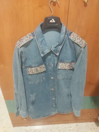 Chaqueta vaquera  detalles de brillo