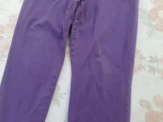 Pantalón morado Talla 44.  Medidas en descripción