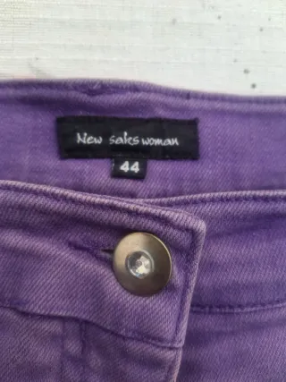 Pantalón morado Talla 44.  Medidas en descripción