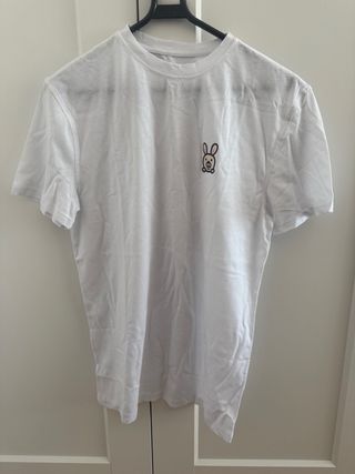 Camiseta blanca con dibujo de conejo