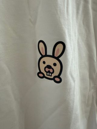Camiseta blanca con dibujo de conejo