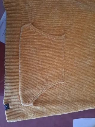 Sudadera amarilla de lana