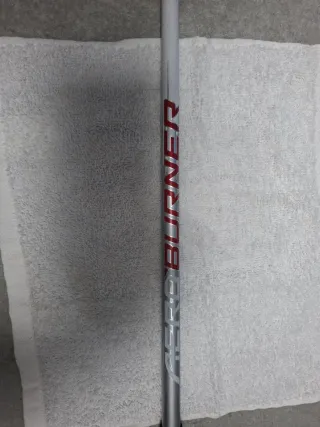 palo Rescue Aeroburner de TaylorMade con varilla