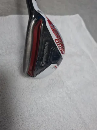 palo Rescue Aeroburner de TaylorMade con varilla