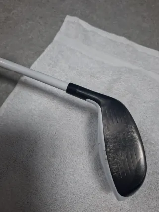 palo Rescue Aeroburner de TaylorMade con varilla