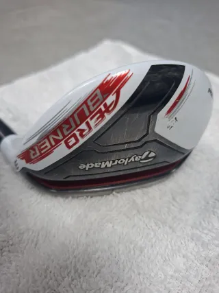 palo Rescue Aeroburner de TaylorMade con varilla