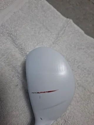 palo Rescue Aeroburner de TaylorMade con varilla