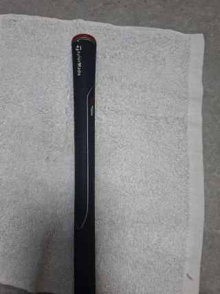 palo Rescue Aeroburner de TaylorMade con varilla