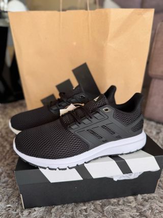 Zapatillas Adidas Negras y Blancas