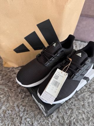 Zapatillas Adidas Negras y Blancas