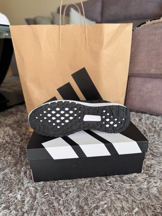 Zapatillas Adidas Negras y Blancas