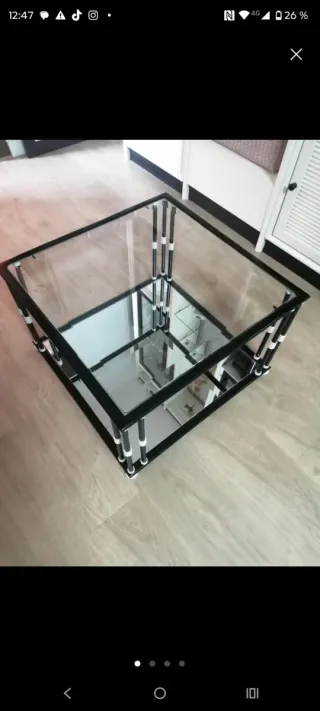 Mesa auxiliar cristal y metal negra