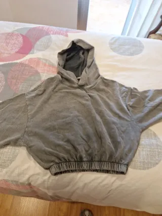 Sudadera gris con capucha