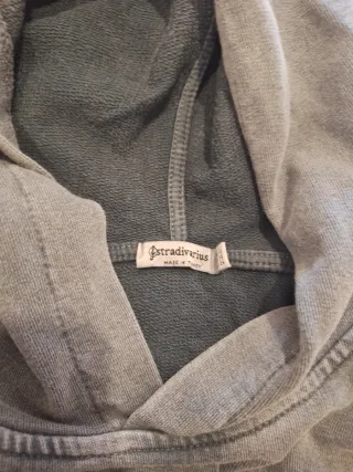 Sudadera gris con capucha