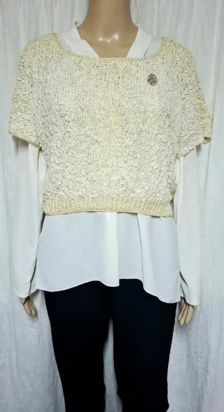 Maglia corta beige con spilleta