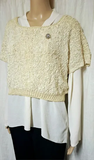 Maglia corta beige con spilleta