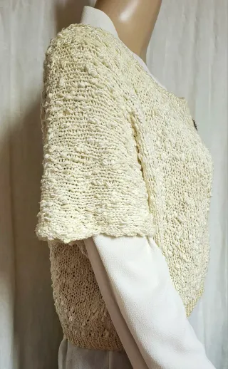 Maglia corta beige con spilleta