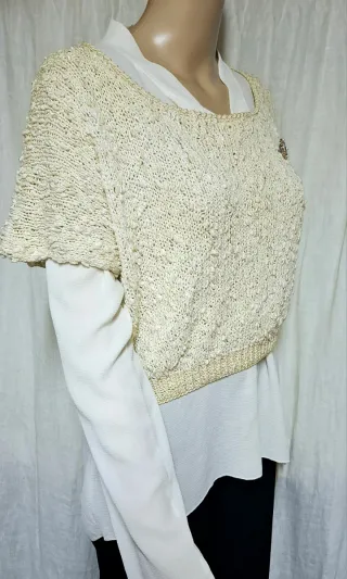 Maglia corta beige con spilleta