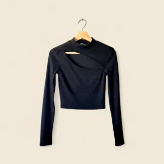 Camiseta negra manga larga con corte asimétrico