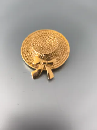 Broche sombrero dorado con lazo