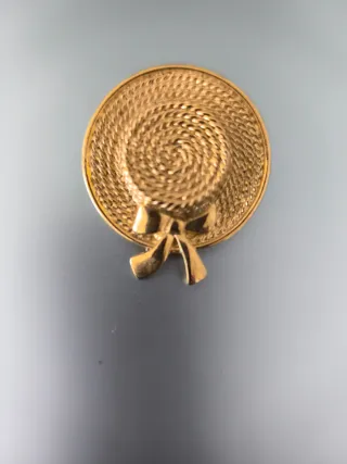Broche sombrero dorado con lazo