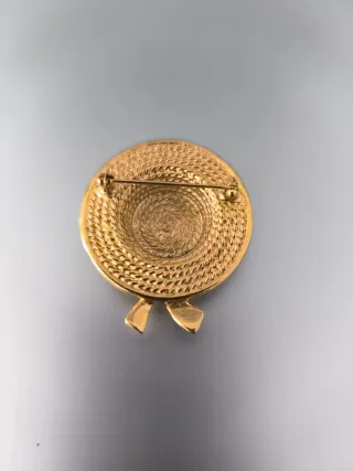 Broche sombrero dorado con lazo