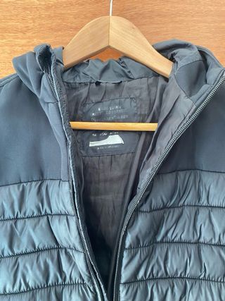 Chaqueta negra impermeable con capucha