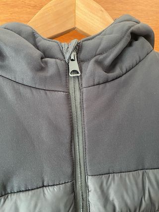 Chaqueta negra impermeable con capucha